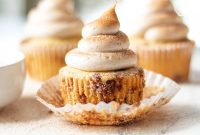 Soft Cinnamon Cupcakes with Cream Cheese Frosting