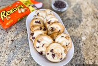 Cream-Filled Crescent Chocolate Chip Cookies