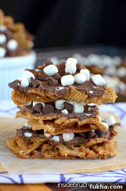 Golden grahams, chocolate, and mini marshmallows give this toffee bark a fun and delicious s'mores twist. Golden grahams, chocolate, and mini marshmallows give this toffee bark a fun and delicious s'mores twist.