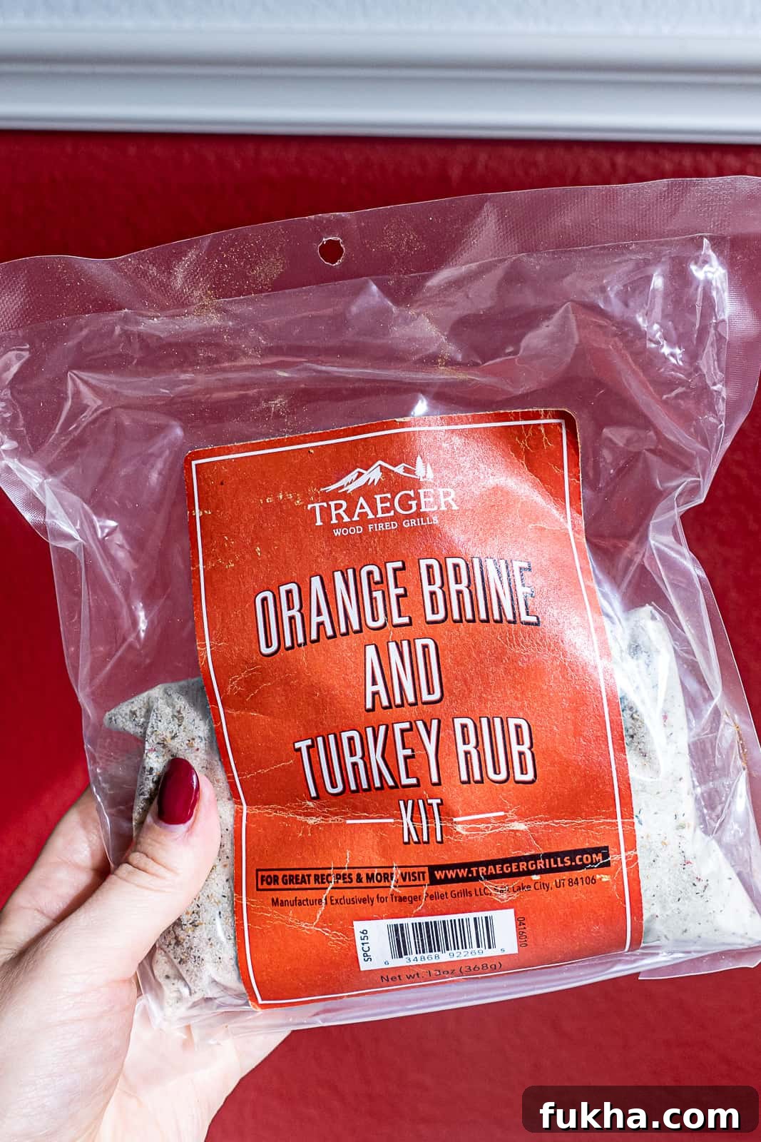 Traeger Turkey Brine Kit Review: Is It Worth Buying on Amazon? 6 Holding a seasoning bag of Traeger orange brine and turkey rub kit from Amazon