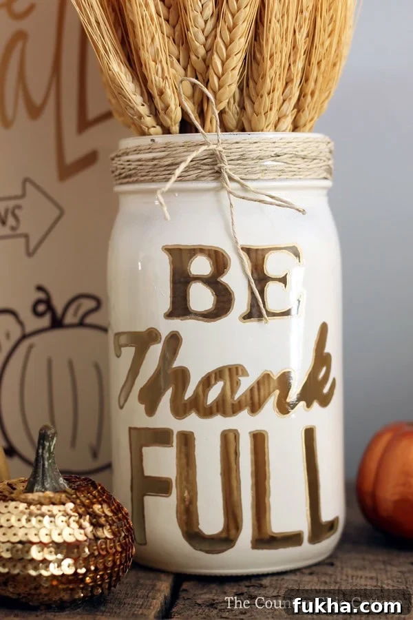 15 Easy DIY Thanksgiving Decorations! Decorate your home with these DIY Thanksgiving Decorations that are quick, easy and perfect to transform your home for the Thanksgiving holiday! Thanksgiving Decorations - Be Thankful Mason Jar