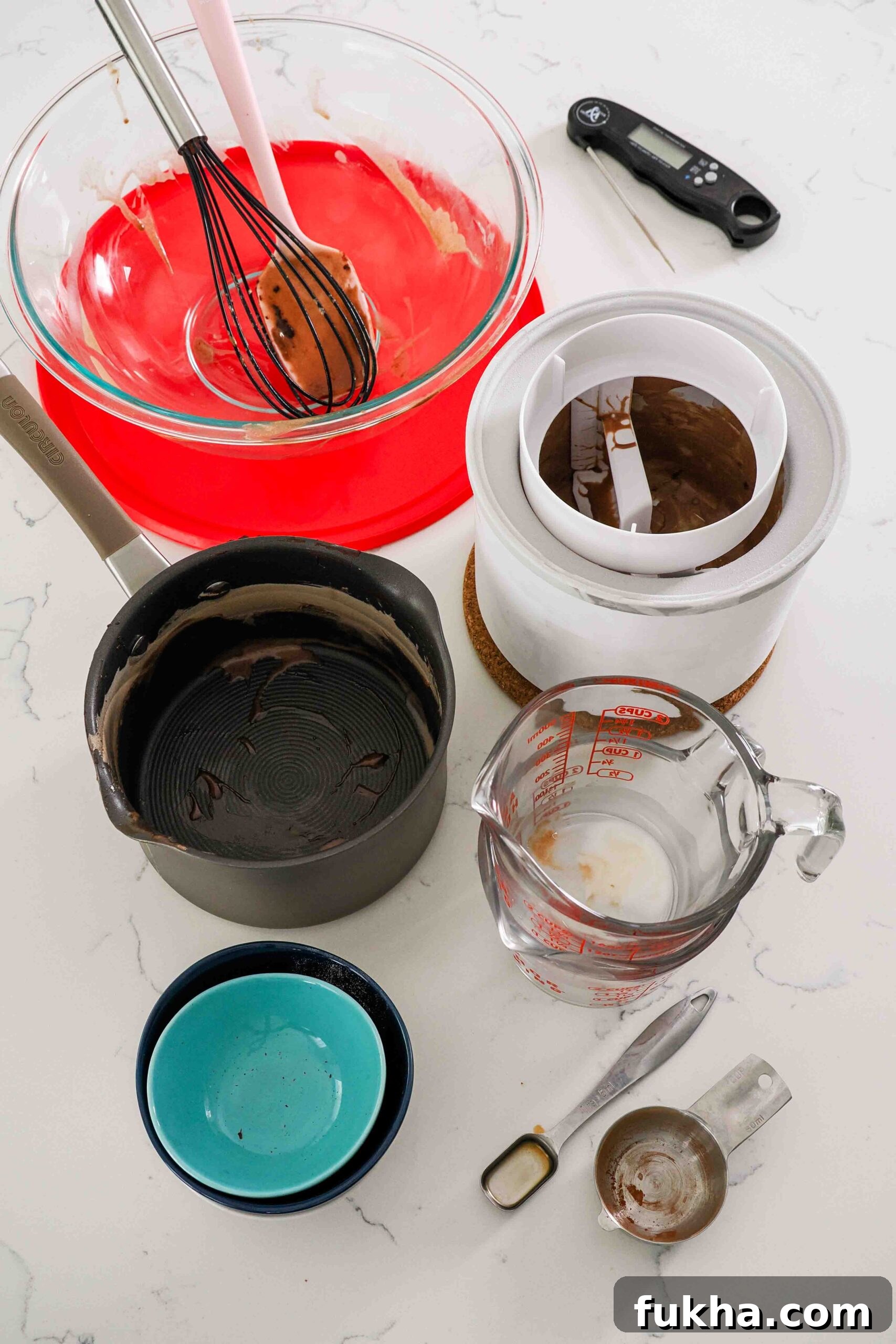 Dishes needed to make chocolate ice cream at home.