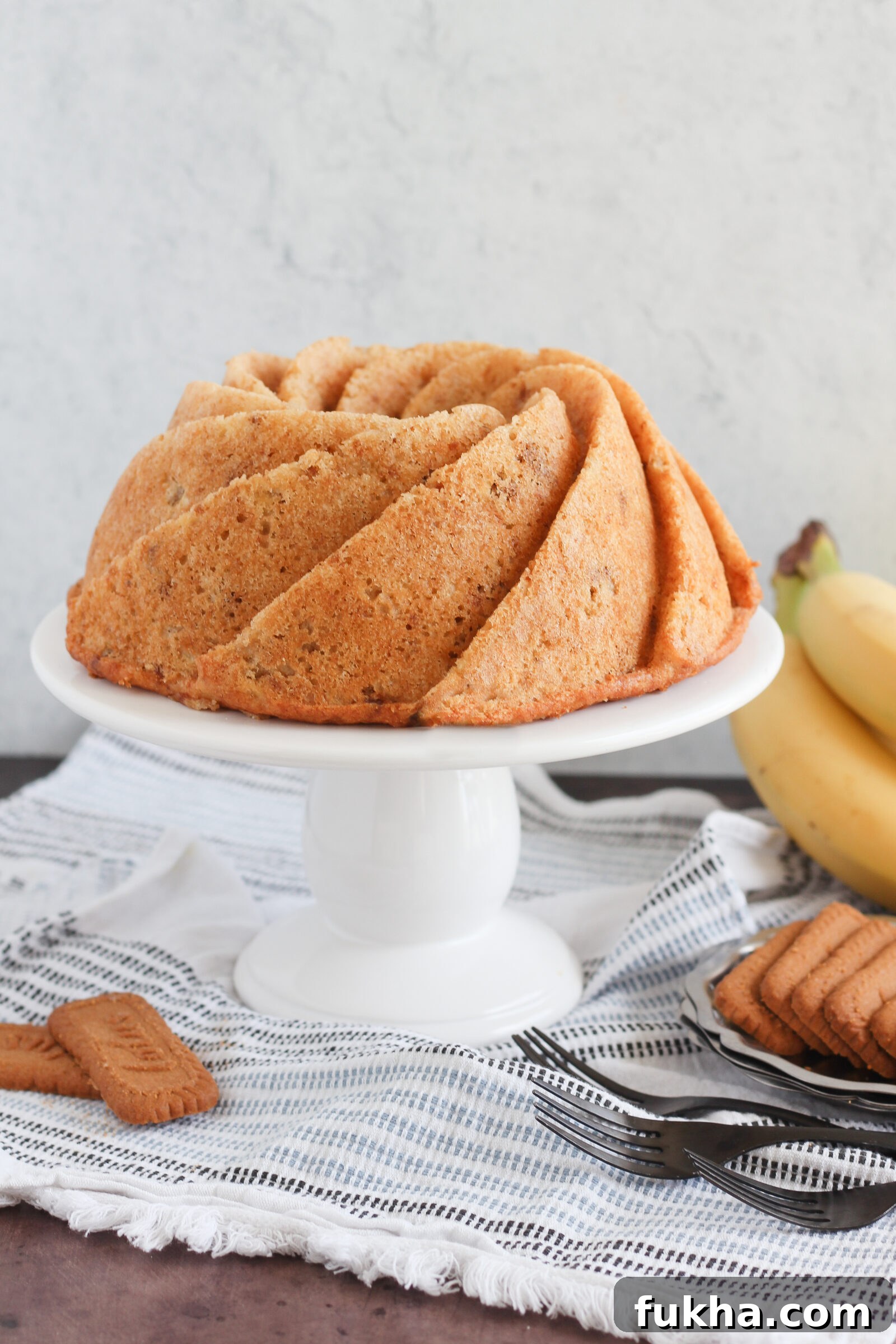 Banana Biscoff Bundt Cake with Cookie Butter Glaze 2 Banana Biscoff Bundt Cake slice